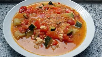 Mediterrane Tomatensuppe mit Paprika, Zucchini und Reis