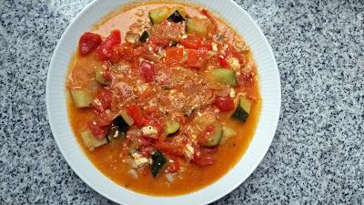 Mediterrane Tomatensuppe mit Paprika, Zucchini und Reis