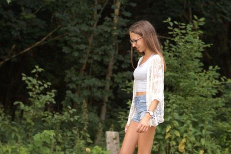 Destroyed Jeans and lace jacket // SheIN