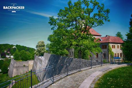 Etwas Geschichte hat noch niemandem geschadet. Also wohlan: die Burg auf dem 180m hohen Sparrenberg wurde bereits 1253 erstmals urkundlich erwähnt und diente vornehmlich der Sicherung des Bielefelder Passes durch den Teutoburger Wald.