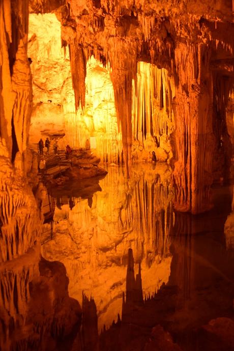 24_Hauptraum-Salzsee-Tropfsteinhoehle-Grotta-di-Nettuno-Neptungrotte-Sardinien-Alghero-Italien