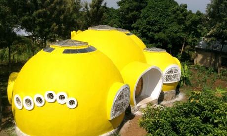 Leuchtend gelbes Dome Home als Wahrzeichen für Hoffnung