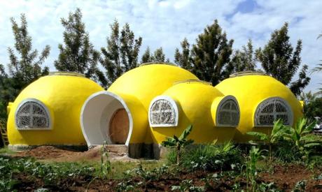 Leuchtend gelbes Dome Home als Wahrzeichen für Hoffnung