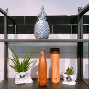 Regal mit Ananas-Deko und Swell Trinkflaschen