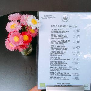 Kleine Blumenvase und Menükarte des Lebeleicht Hamburg