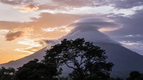 Sonnenuntergang mit Blick auf den Vulkan Concepcion auf der Isla de Ometepe