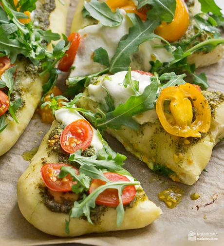 Pizza-Fladen mit Pesto, Tomate & Rucola | Madame Cuisine Rezept