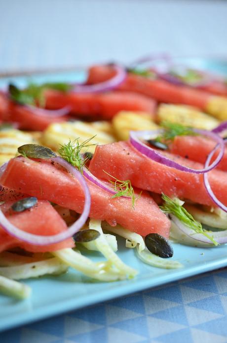 Melonen-Fenchel-Salat mit roten Zwiebekn, Kürbiskernen und gegrilltem Haloumi