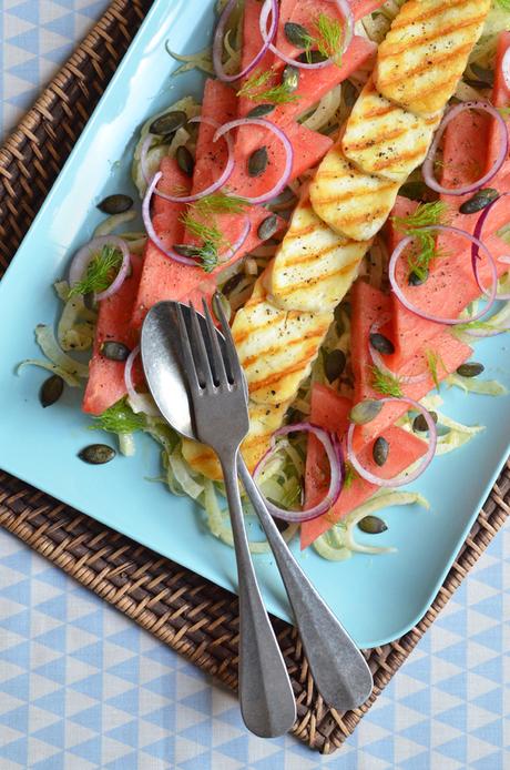 Wassermelone und Fenchel als Salat, dazu gegrillter Haloumi