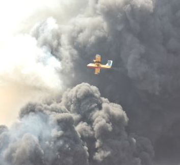 Mehrere Stunden sind Löschflugzeuge und -Helikopter im Einsatz, um das Feuer auf der Mülldeponie in Torba Bodrum zu löschen.