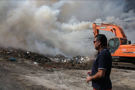 Gefährliche Giftgas-Rauchwolken ziehen Richtung Innenstadt. Ein Bagger schaufelt den Müll von links nach rechts. Bodrums regierender Bürgermeister Mehmet Kocadon verschafft sich persönlich einen eigenen Eindruck auf der brennenden Müllhalde in Torba und sagt: 