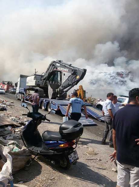 Bodrums regierender Bürgermeister Mehmet Kocadon und seine Mitarbeiter verschafften sich am Sonntag, den 31. Juli 2016 persönlich direkt Vorort einen Überblick über den Brand auf der Mülldeponie in Torba.