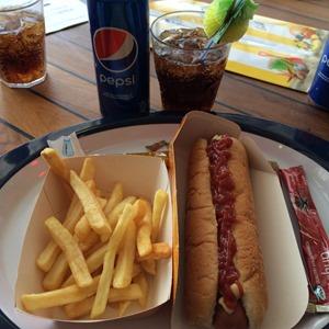 Kreuzfahrt-Snack-Hot-Dog-Pommes-Kreuzfahrtschiff