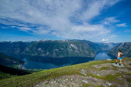 Aurlandsfjord: sanfte Gipfel, wilde Täler