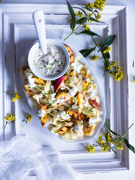 Lemon & Schnittlauch Pasta Salat mit gegrilltem Mais & Nektarinen dazu Cottage Cheese Dressing