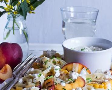 Lemon & Schnittlauch Pasta Salat mit gegrilltem Mais & Nektarinen dazu Cottage Cheese Dressing