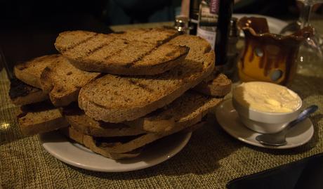 Brot mit Aioli im Grillrestaurant Sa Farinera auf Mallorca