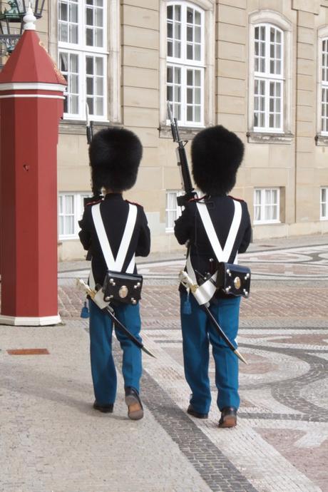 Die Wachen an Schloss Amalienborg nehmen ihre Sache ernst.