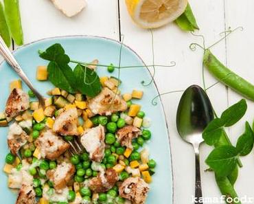 Zucchini-Erbsen Salat mit Parmesan-Zitronendressing und Croutons