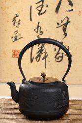 Teekanne vor chinesischen Schriftzeichen