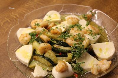 Mozzarella-Zucchini-Antipasti mit Garnelen