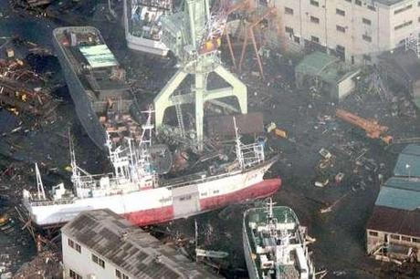 Schiffe nach Tsunami in Japan Don Kongs Anmerkung zur Katastrophenkette in Japan
