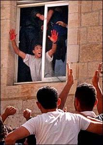 Ein Palästineser zeigt voller Stolz, dass er das Blut eines gelynchten jüdischen Soldaten an seinen Händen hat - was wäre, wenn er Israeli wäre? http://www.charleslipson.com/speechtopics/Israeli-challenges.htm