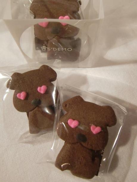 Mitbringsel: Büro-Stempel und schokoladige Hunde-Kekse