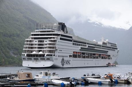 Wie-sieht-ein-typischer-Tag-auf-Kreuzfahrt-aus-Kreuzfahrtschiff-MSC-Sinfonia-auf-Reede-Geirangerfjord-Norwegen