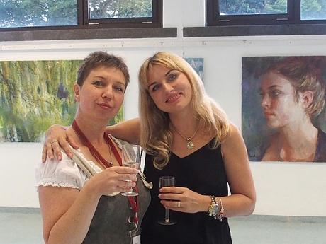 Künstlerinnen Olga David und Natalia Simonenko bei der Vernissage in München