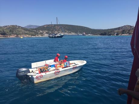 Ein Motorboot mit zwei knallroten Eisverkäufern steuern direkt auf uns zu! Yeah – die Erfrischung kommt pronto!