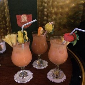 Cocktails-in-der-Bar-auf-dem-Kreuzfahrtschiff
