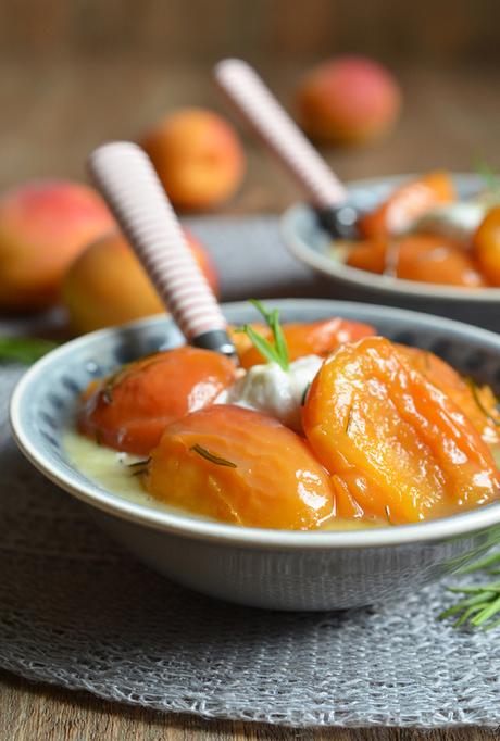 Sommer-Dessert mit karamellisierten Aprikosen und Rosmarin