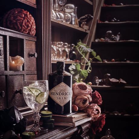 Hendricks Gin im exklusiven Möbelstück umgeben von Requisiten - Chambers of the Curious