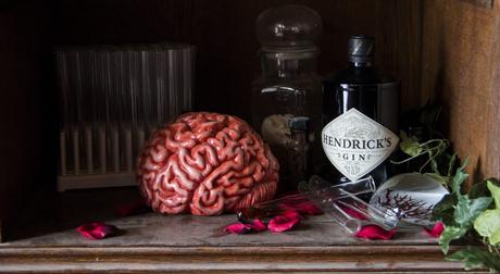 Hendricks Gin mit Requisiten, zB einem Gehirn