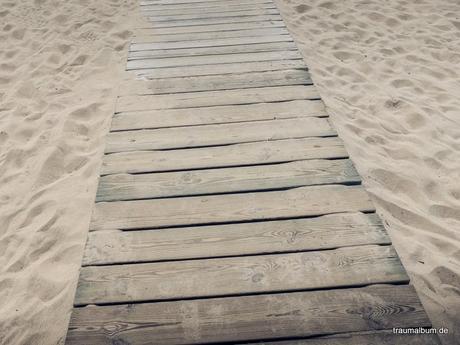 steg im sand als beispiel für minimalismus
