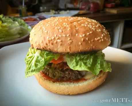 Selbstgemachte Burger mit Camembert (Le Rustique)