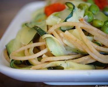 Pasta mit Zucchini, Zitrone und Ajvar