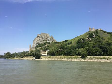 Der Devínska hradná skala (Felsen der Burg Devín) markiert die Grenze zwischen Österreich und der Slokawei an der Mündung der March in die Donau