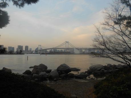 Blick auf die Rainbow Bridge von Odaiba