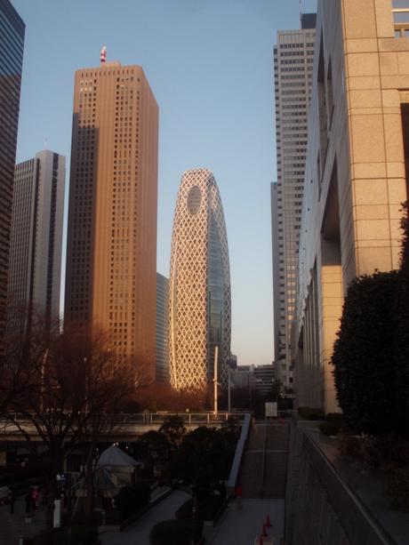 Die Wolkenkratzer von Shinjuku. Der Mode Gakuen Cocoon Tower (Mitte) beinhaltet u. A. eine Modeschule. 