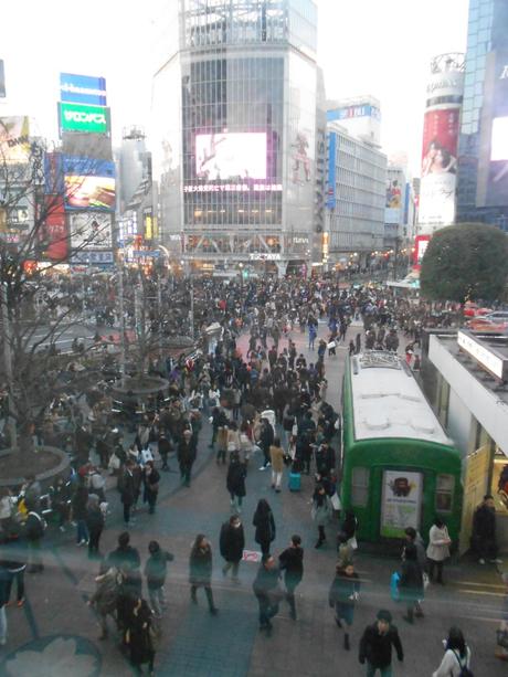 Die Shibuya-Kreuzung aus dem Bahnhof Shibuya aus gesehen