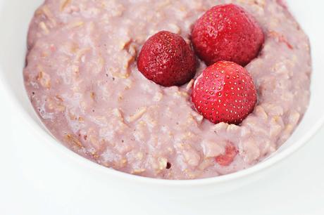 strawberry-oatmeal-rezept-gesund-porridge-erdbeeren