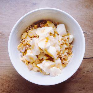 Schale mit Cornflakes, Haferflocken, Banane und mehr - Vegan For Fit Challenge Einkaufsliste