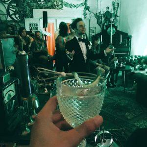 Hendrick's Gin Brand Ambassador Coco hält seine Ansprache zum Event