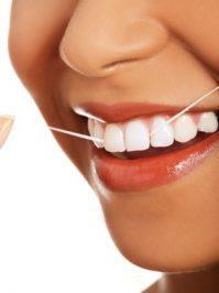 Zahnseide richtig anwenden – Tipps zur Pflege der Zahnzwischenräume