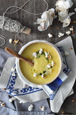 Cremige Käse-Mais Suppe mit Popcorn / Creamy Corn Soup with Cheese