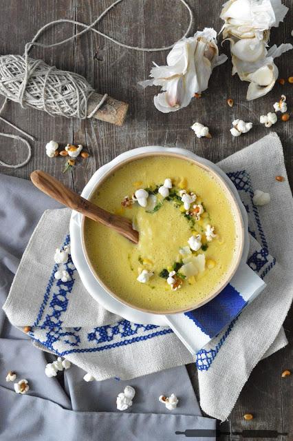 Cremige Käse-Mais Suppe mit Popcorn / Creamy Corn Soup with Cheese