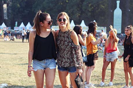 festival-sommer-outfit-girls-shorts-summer-levis