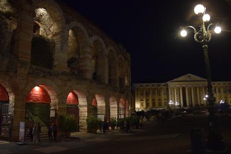 20_Abends-am-Piazza-Bra-Arena-di-Verona-Italien